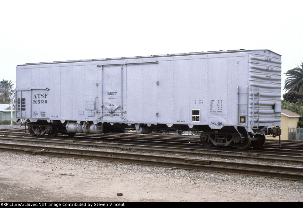 Santa Fe ex mechanical reefer in MW service as ATSF 205130